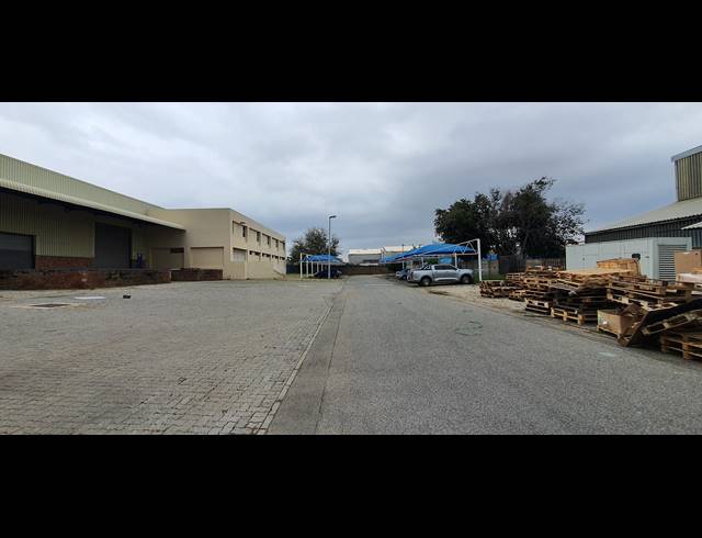 4,616M² WAREHOUSE TO LET IN CLAYVILLE